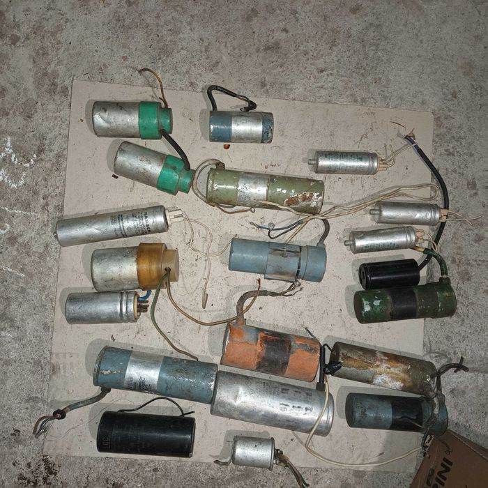 голям лот кондензатори за ел мотори.