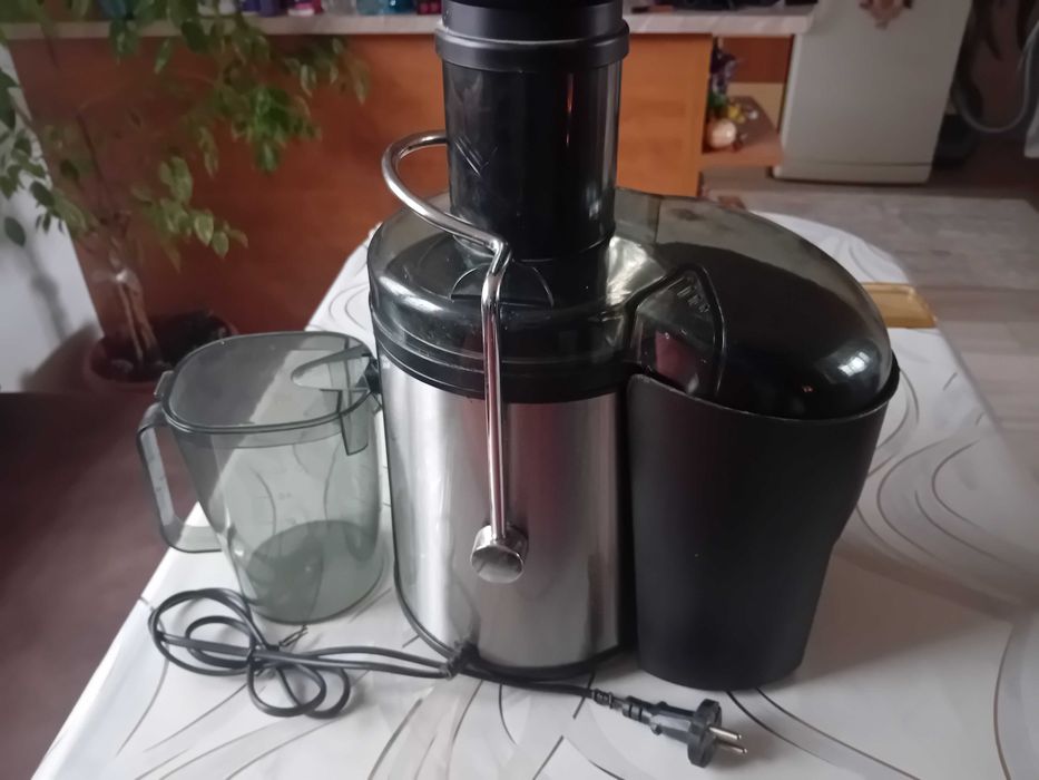 Сокоизтисквачка машина за домашни фрешчета