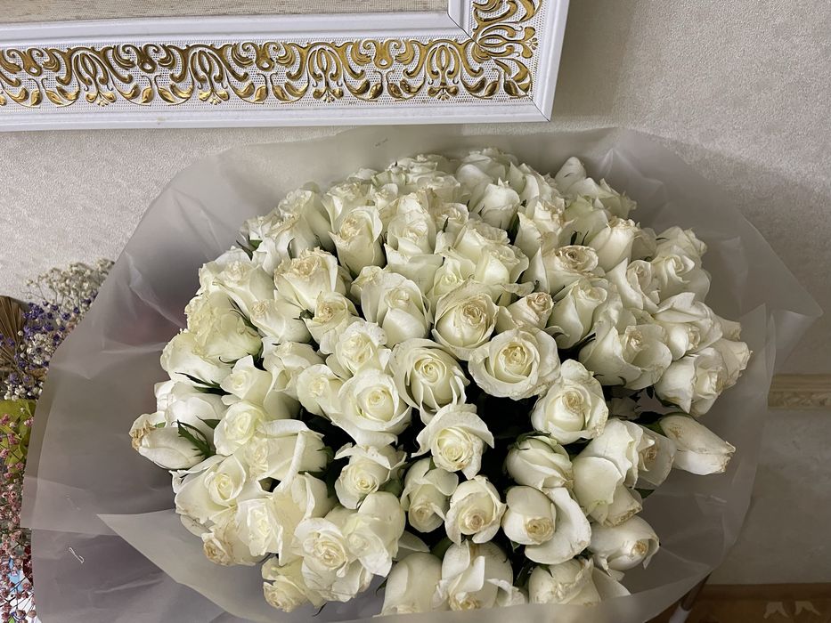 Белые розы и пионовидный кустовой розы два за 25000