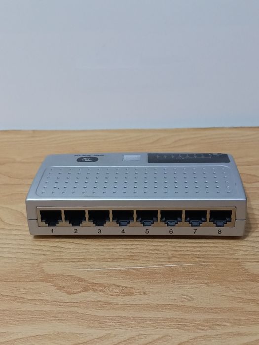Switch Serioux 8 porturi