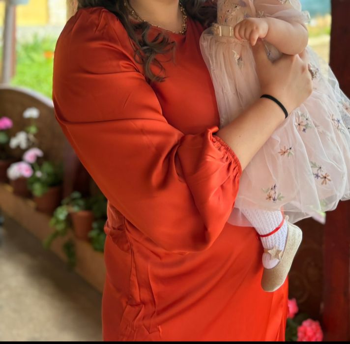 Дамска рокля с плисирана талия