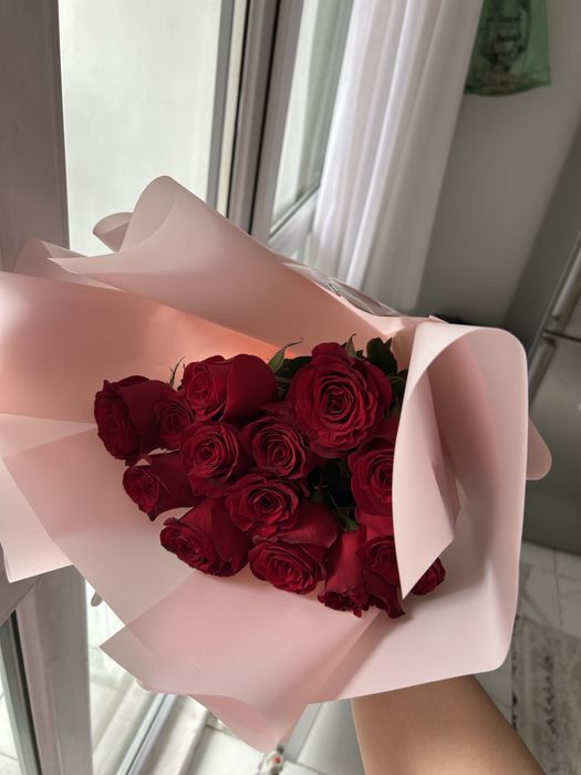 Алая роза ,пришел ночью,свежый