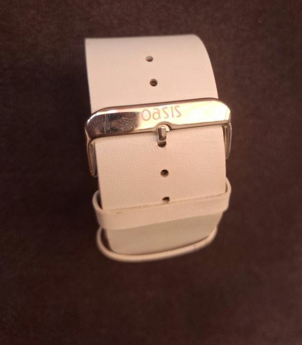 Продавам дамски часовник Oasis B583
