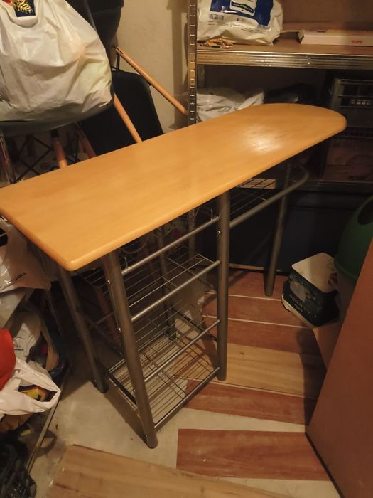 Бар маса с малки забележки