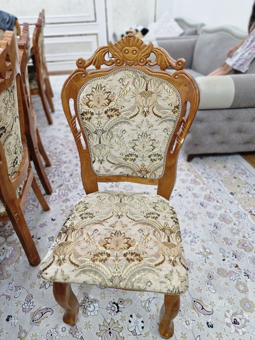 Тез арада стол стульялар сатылады