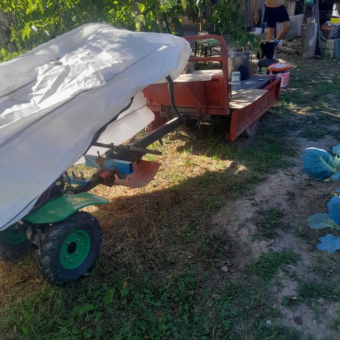 Motocultor agricol cu remorcă