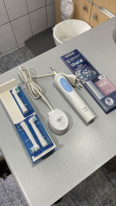 Periuta electrica Braun oral-B cu rezerve