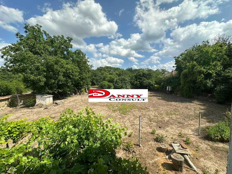 Двуетажна къща с двор и кладенец в с. Караисен