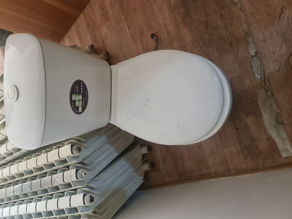 Продам унитазы имеется несколько штук.