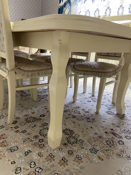 Стол и стуля для гостинной