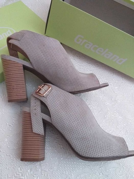 високи сиви сандали