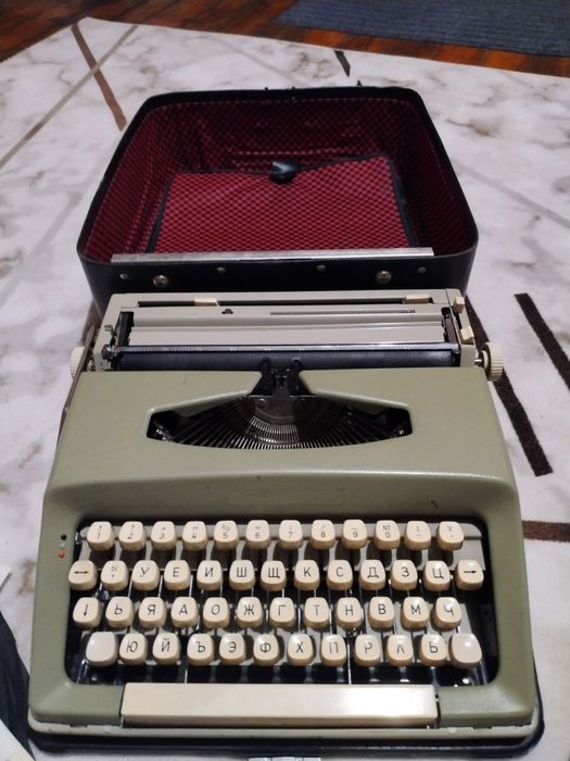 Пишеща машина в кожено куфарче