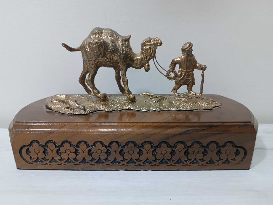 Композиция "Путник" ( мусафир).
Металл. Основание дерево. Новая.