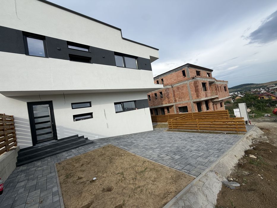 Casa cu acoperis tip Terasa cu panorama spre oras