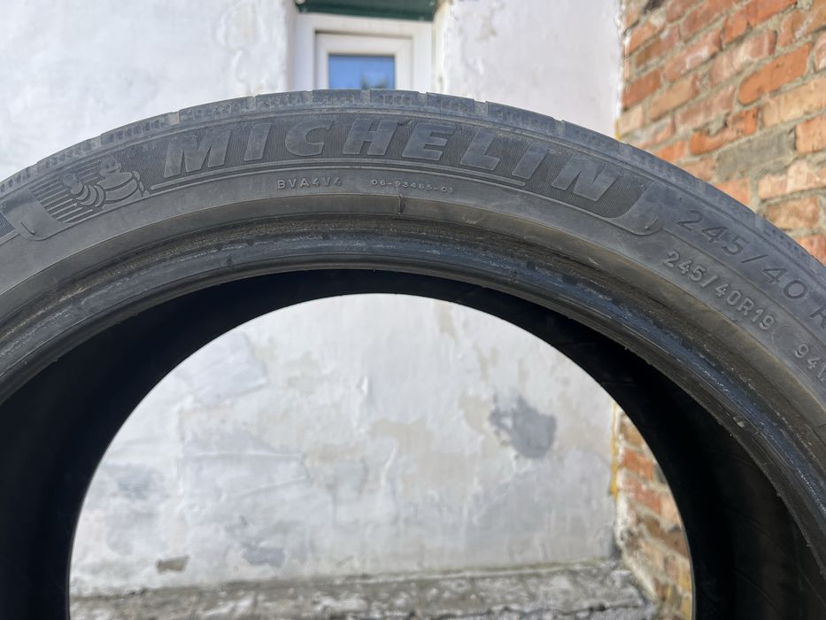 Продам 245/40/19 шины летние Michlen