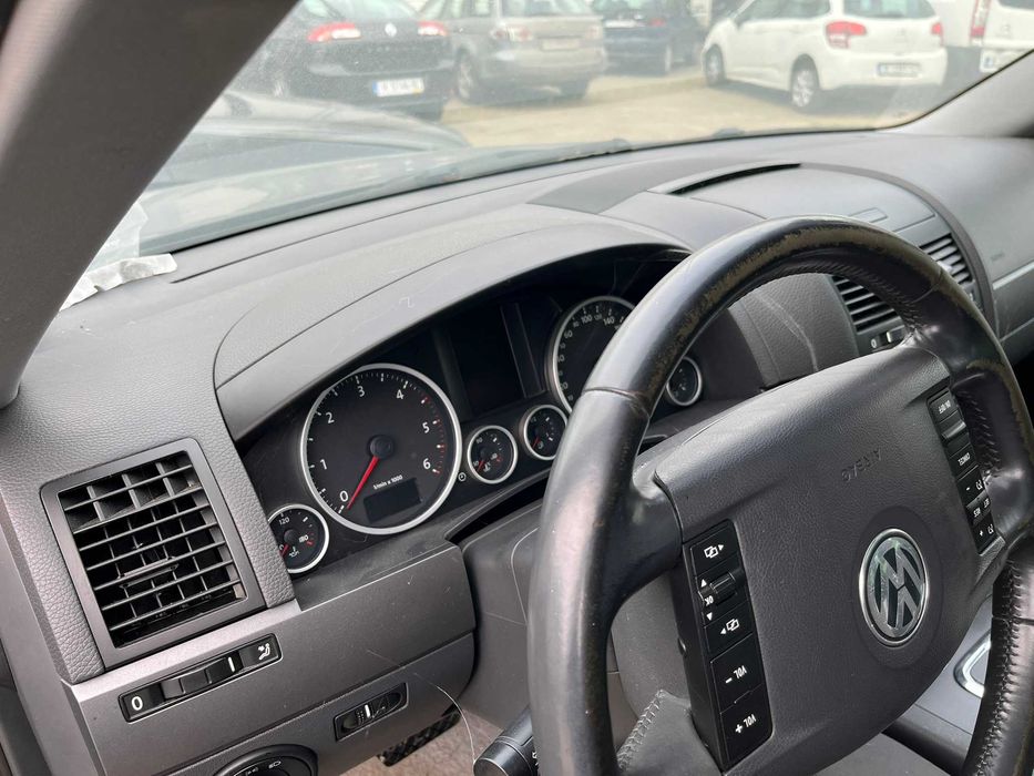 Volkswagen Touareg 2007 г., 2.5 TDI R5, фейслифт 174 к. с