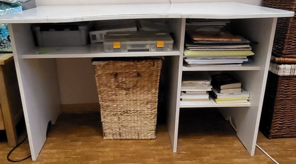 Стол письменный белый