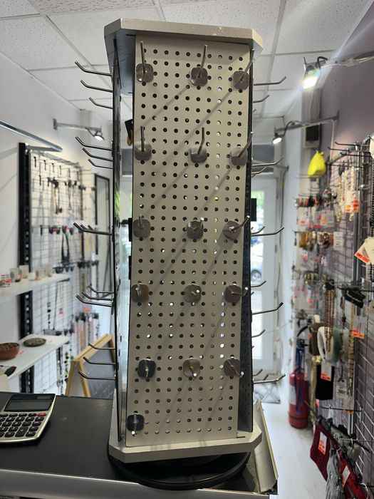 Vand expozitor rotativ cu 4 laturi cercei si alte accesorii.Nu livrez prin Olx