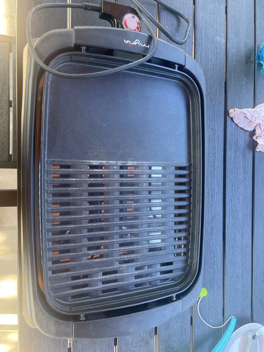 Gratar electric, 2kw, utilizat, capac sticla, bun pentru mici si friptura