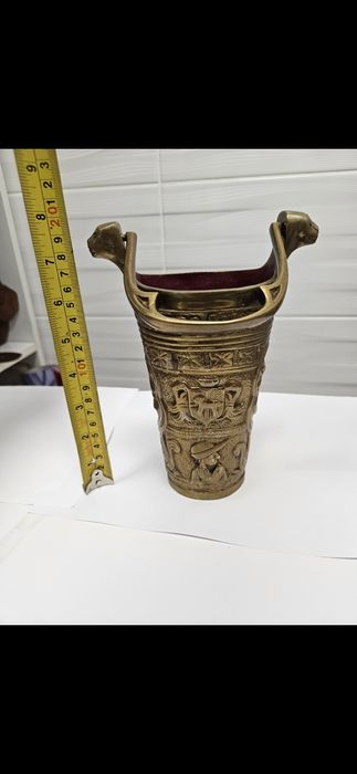 Obiect de ceremonie din bronz brut