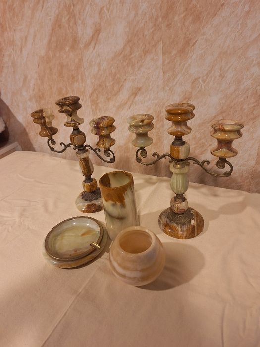 Свещници  вази и пепелник оникс