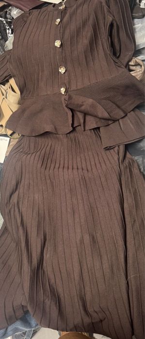 Compleu nou cu fusta