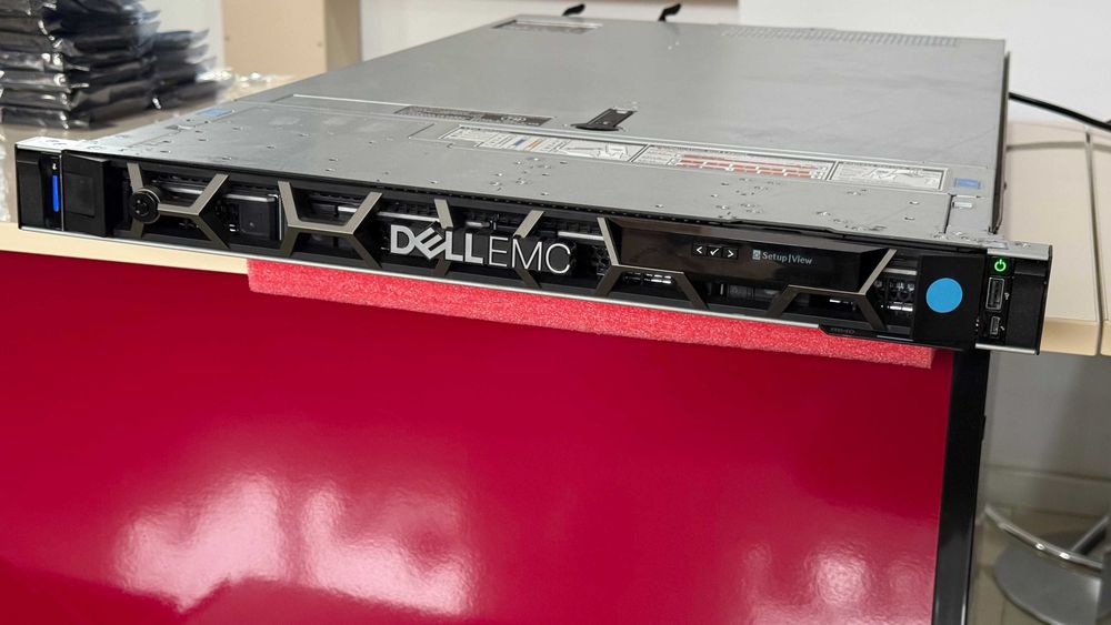 Server DELL PowerEdge R640: Xeon Gold 6132, 32GB DDR4, 4x HDD 1TB SAS LFF+ 2x SSD 256GB SATA SFF, H330 RAID/HBA 2x750W [configurabil, factura, TVA]