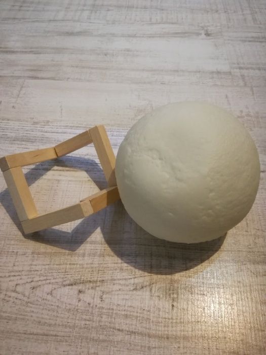 Продавам нощна лампа тип луна