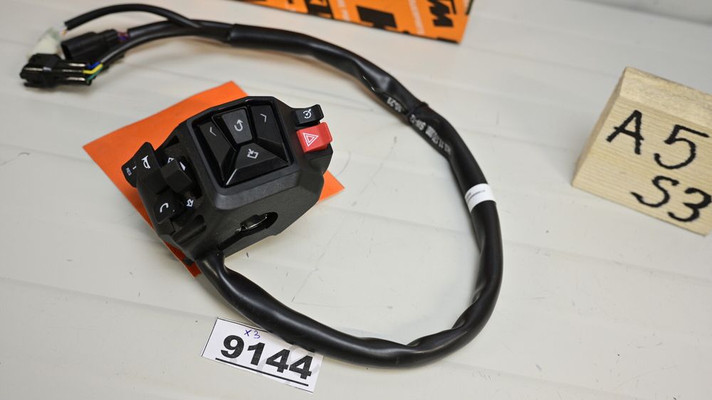 KTM Duke 390 2024 Bloc de comenzi lumini stanga / Vitpilen 401