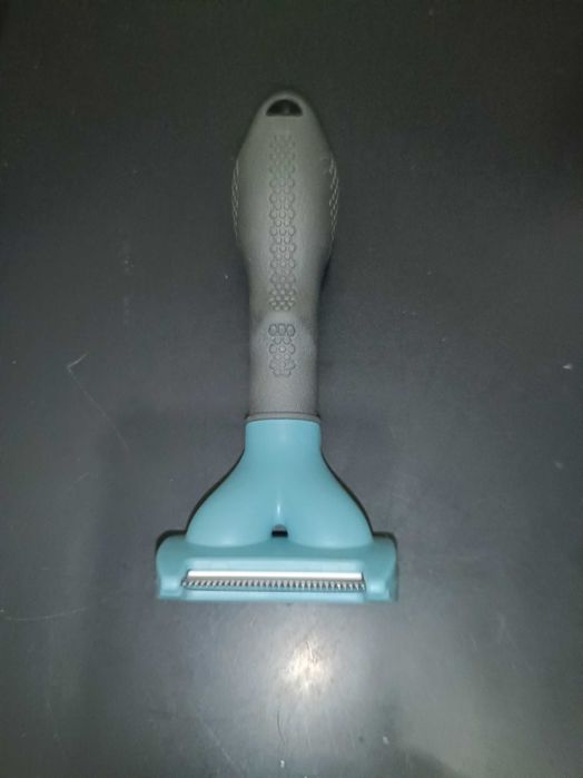 Vând pieptene inox pisică/câine Furminator, nou.