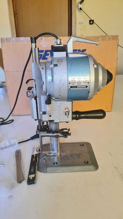 Vand curis vertical / pendularpentru croit materiale textile