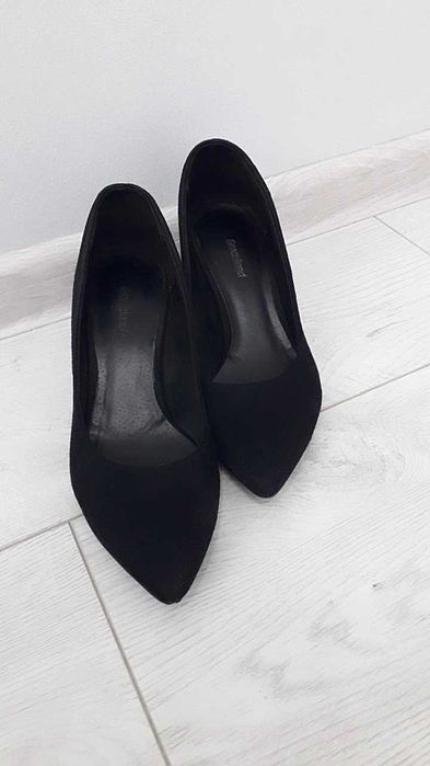 Елегантни черни велурени обувки с нисък ток