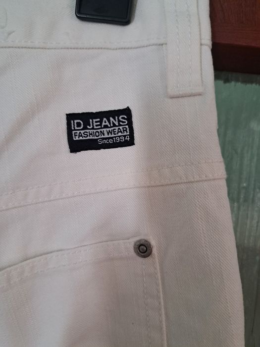 Jeansi albi de vara pt barbati