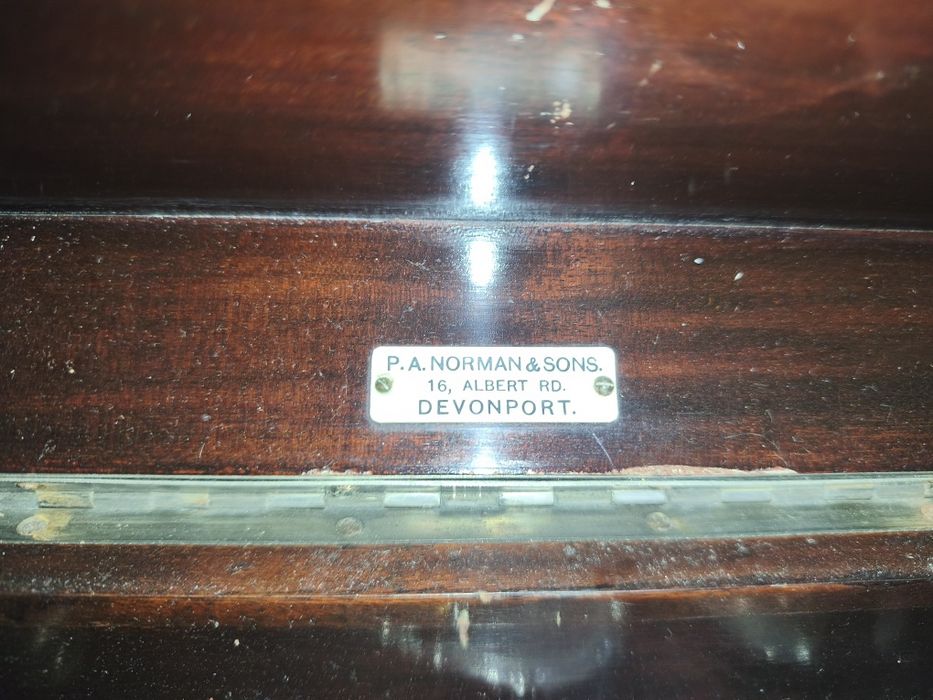 Gramofon tip cabinet în stare de funcționare