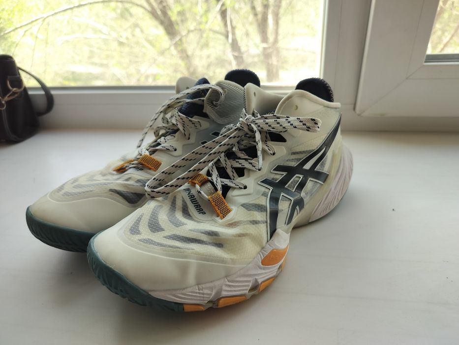 ASICS кроссовки.