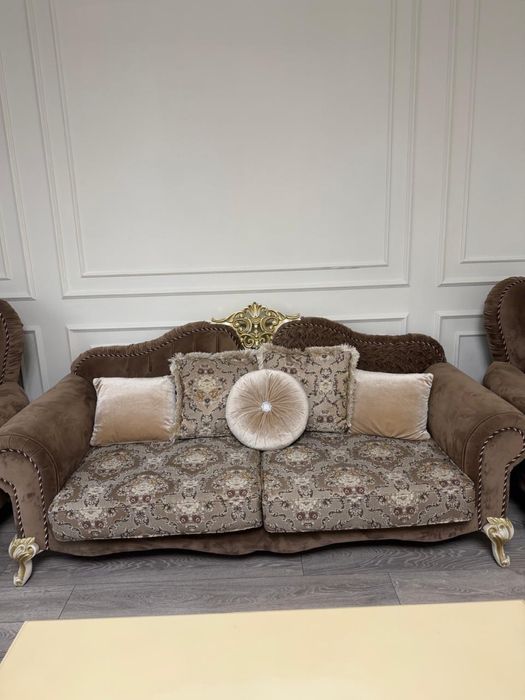 Продам диван с двумя креслами