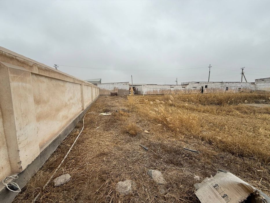 SharSharadan 1 km uzoqlikda Shovot  yo'lida joylashgan noturar bi