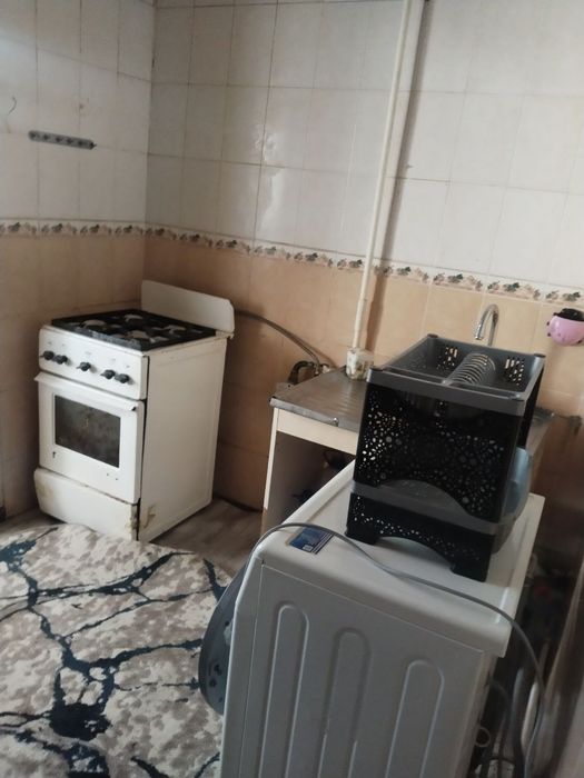 Arinda 3 xona 4 etaj 9 mikrarayon  makler xizmati bor