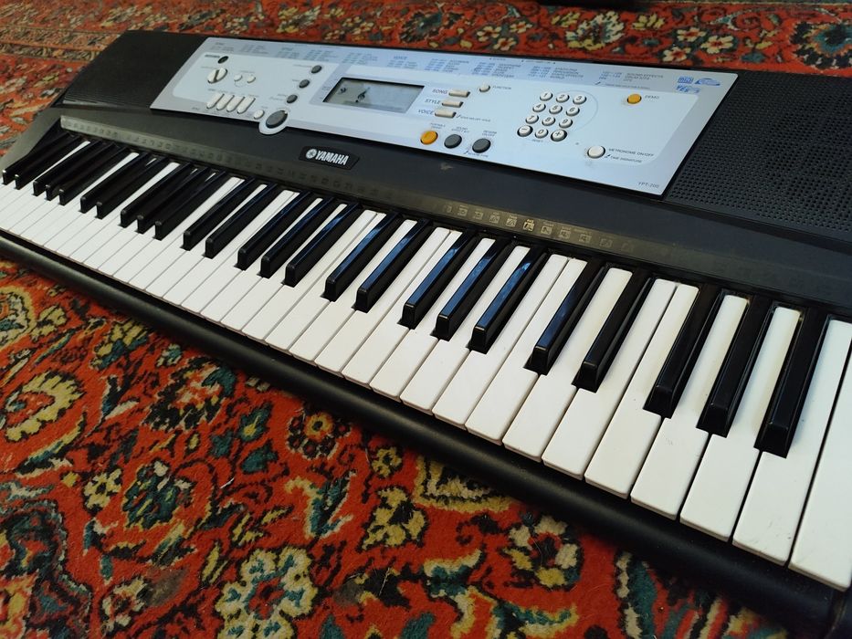 Продается синтезатор  Yamaha YPT-200