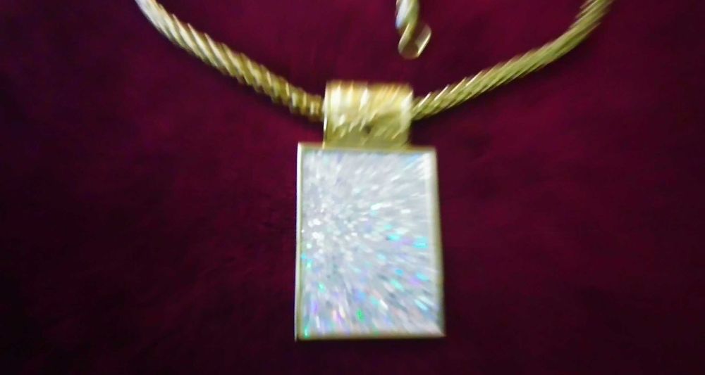 Продавам колие с плочка