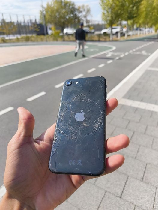 Продам iPhone SE 2020 года на 64 ГБ.