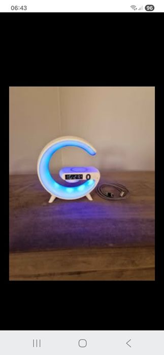 Suport wireless universal și căști wireless universale.