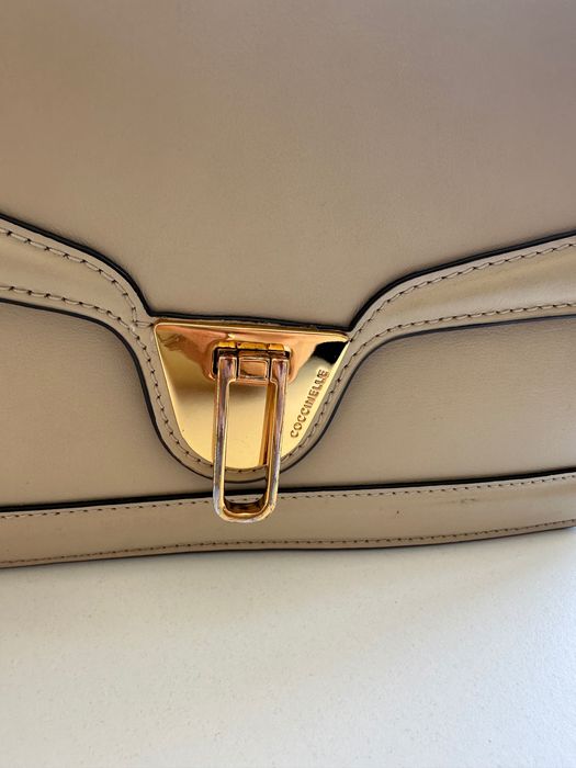 Бежова чанта Coccinelle естествена кожа