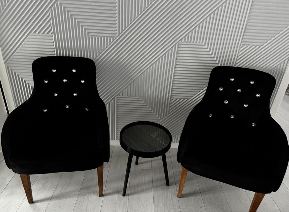 Стол стулья диван