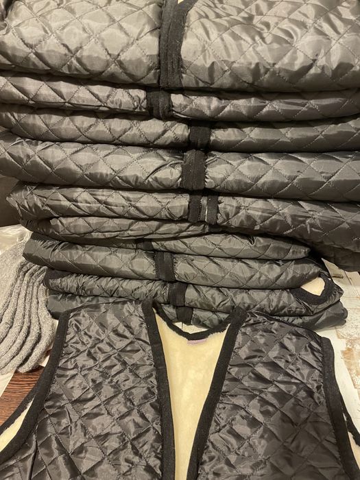 Vestă unisex matlasată cu interior din lana