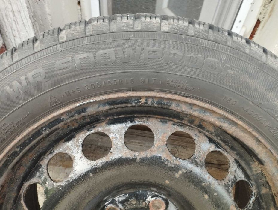 Зимни гуми 205 55 16 Continental -2бр. 23/22 и Nokian-2бр. 26/21