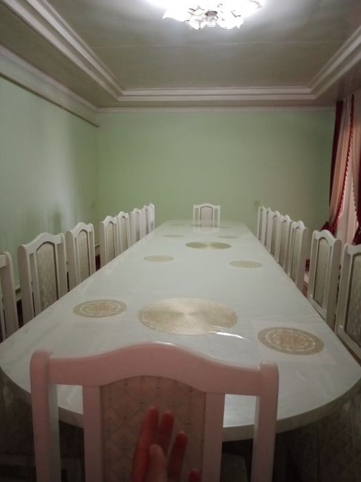 Стол стулья на гостина