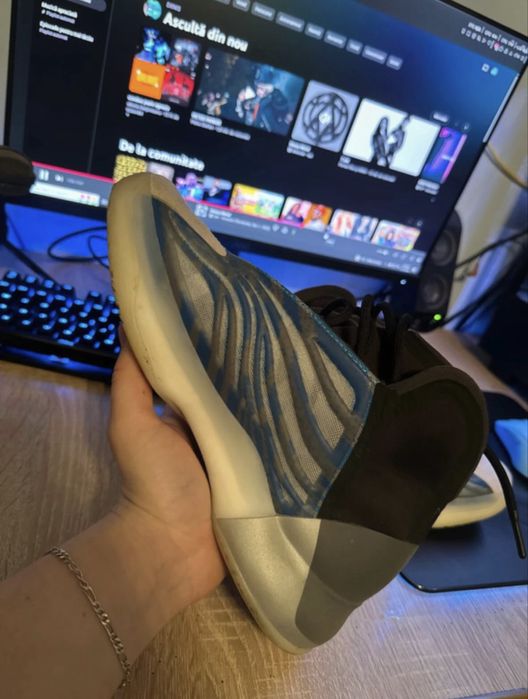 Adidas yezzy quantum