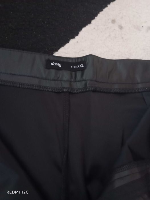 Актуален модел кожен панталон и актуална блузка туника.