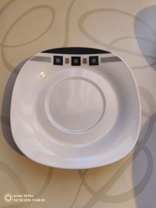 Неизползван порцеланов сервиз, черно-бели, 4 размера, 24 броя общо